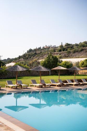 BW-boho-resort-hotel-pool-with-sunbeds (1)