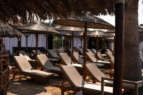 BW-boho-resort-hotel-sunbeds-by-the-beach-1 (1)